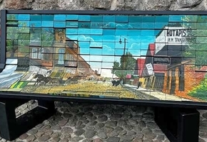 Возле Лидского музея и внутри Лидского замка появились два арт-объекта — скамейки-пазлы