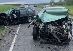 Под Лидой в жёстком столкновении автомобилей пострадали 5 человек. Деблокировать одного из водителей пришлось спасателям