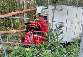 На трассе М6 водитель фуры уснул за рулём, грузовик съехал в лес. Кабина всмятку. Водитель чудом не пострадал