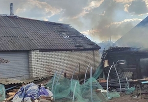 Пожар на территории частотного домовладения произошёл в Лиде на ул. Чайковского