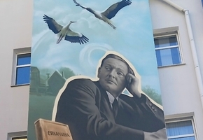 На цэнтральнай бібліятэцы ў Лідзе з'явіліся буслы, васількі і Янка Купала