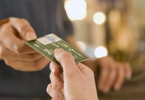 До пяти лет тюрьмы грозит местному жителю, который воспользовался банковской картой своего знакомого