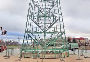 В Лиде городские службы приступили к установке главной ёлки