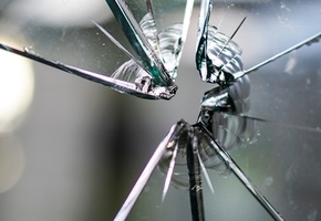 Ущерб более 1000 рублей. В Лиде компания детей разбила стёкла предприятия