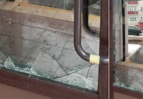 В Лиде пьяный мужчина разбил стекло двери госучреждения