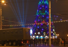 В Лиде доступ к Новогодней ёлке только через пункты досмотра личных вещей. С животными и фотоаппаратами — нельзя
