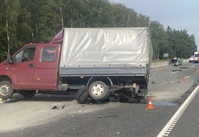 На трассе М6 в Лидском районе Skoda врезался в автомобиль дорожной службы, который стоял в левой полосе. Водитель Skoda погиб