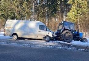На трассе М6 микроавтобус врезался в трактор