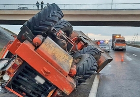 На М6 фура врезалась в трактор, который от удара перевернулся. Водитель спецтехники получил серьёзные травмы