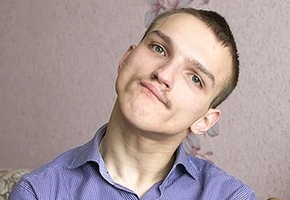 «Мамочка, я боюсь не успеть». Как лидчанин с тяжелой формой ДЦП стал писателем
