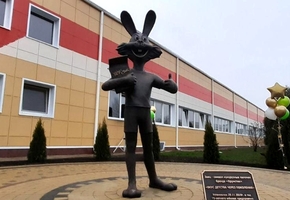В Лиде торжественно открыли скульптуру бронзового зайца на территории завода «Лидапищеконцентраты»