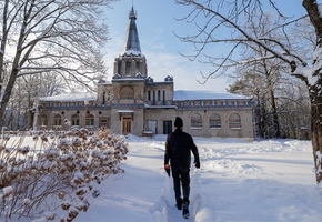 Мужчина купил в Гродненской области психбольницу, переехал туда жить и открыл художественную галерею