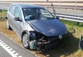На М6 водитель Volkswagen не справилась с управлением, врезалась в ограждение, а затем в фуру