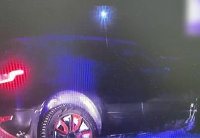 В Лиде пьяный водитель удирал от ГАИ и застрял в сугробе. Чтобы вытащить его из салона инспекторы разбили лобовое стекло