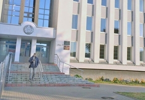 В Лиде на СТО автомобиль с клиентом в салоне упал с подъёмника. В инциденте разбирался суд