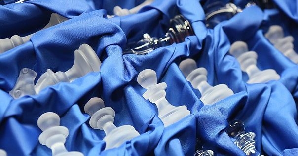 На стеклозаводе «Неман» создали хрустальные шахматы