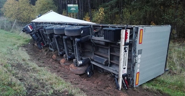 На трассе под Лидой М6 перевернулась фура DAF