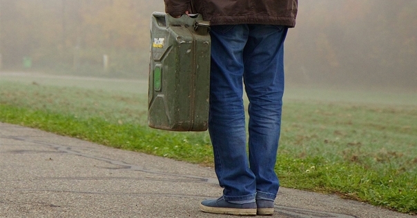 Под Вороново дальнобойщик слил более 1 тонны топлива. Возбуждено уголовное дело