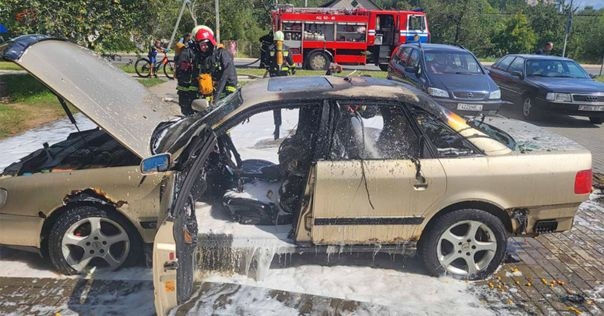 В Лиде горел автомобиль Audi 100. Причина пожара устанавливается