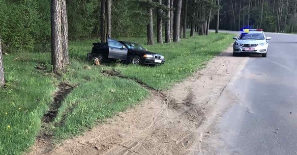 Под Лидой BMW въехал в дерево. Водитель госпитализирован