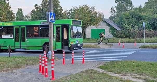 В Лиде перед пешеходным установили столбы, мешающие быстро выехать на переход на самокате или велосипеде