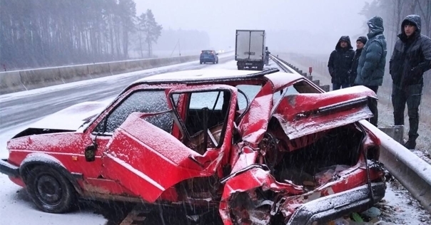 На трассе М6 грузовик Iveco врезался в Volkswagen Jetta