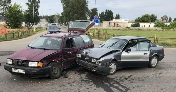 В Лиде на улице Крупской Audi врезался в Volkswagen. Пострадала 23-летняя пассажирка — её доставили в больницу