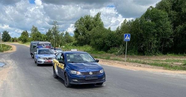В Лиде автомобиль такси наехал на 11-летнего ребёнка, который переезжал дорогу на самокате