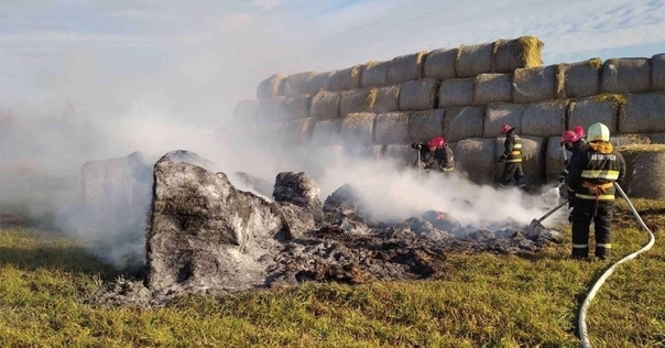 В Лиде пожарные тушили поле с соломой рядом с ул. Гастелло