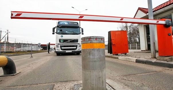 Дальнобойщика арестовали на 3 месяца за дачу взятки сотруднику региональной таможни