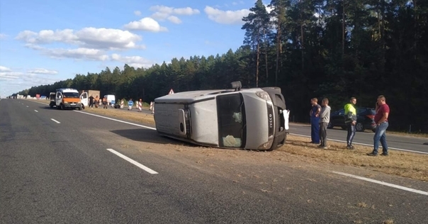 На М6 перевернулся микроавтобус Iveco