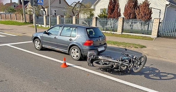 В Лиде мопедист догнал автомобилистку