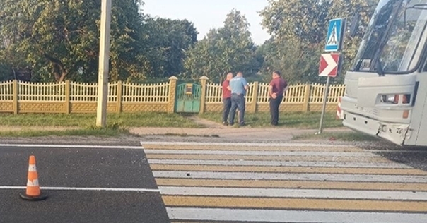 Под Лидой парень намеревался пересечь пешеходный переход, когда ему уступал Volkswagen. В этот момент всех сбил автобус МАЗ