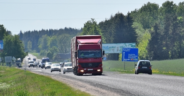 С 25 августа водители должны включать днём ближний свет фар