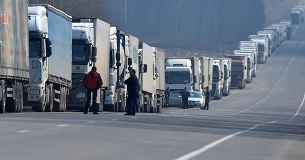 Дальнобойщик выпил бутылку водки и ждал в очереди на пересечение границы. Уровень алкоголя в крови составил 2,2 промилле