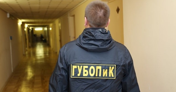 Прибили ножом руку к столу и пытались выкинуть из окна. Против трёх лидчан возбуждены уголовные дела