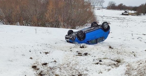 Под Лидой водитель Renault потеряла управление, машина оказалась в кювете