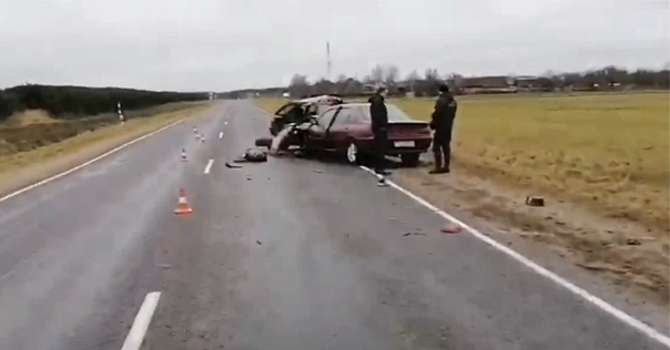 На дороге «Лида – Слоним» Citroën выехал на встречку и врезался в Peugeot. Один человек погиб, двоим потребовалась помощь