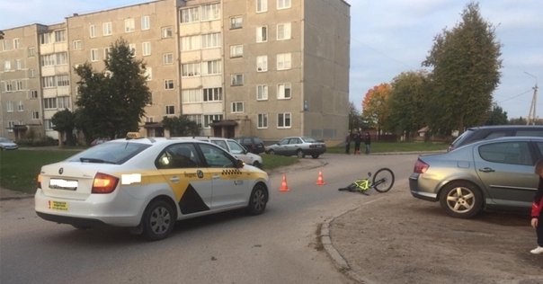 В Лиде ребёнок на велосипеде попал под автомобиль такси