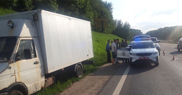 На М6 пьяный бесправник снёс столб. Его задержали за дачу взятки инспектору ГАИ