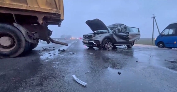 На трассе М6 автомобиль Geely врезался в МАЗ