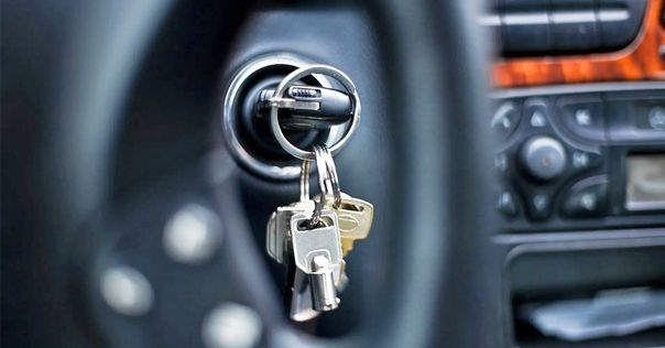 В Лиде пьяный автослесарь на машине клиента врезался в дерево