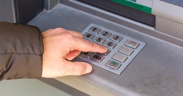 Лидчанин пополнил карт-счёт через банкомат поддельными долларами