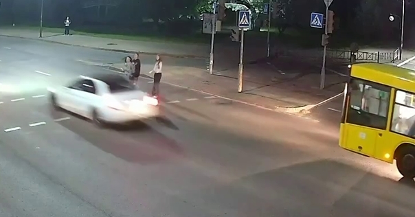 В Лиде на пешеходном переходе водитель чуть не сбил трёх девушек