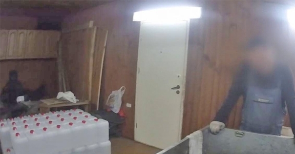 В Лидском районе изъята партия нелегального алкоголя: 1700 литров спиртосодержащей жидкости и 1360 бутылок водки