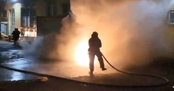 В Лиде 9 марта загорелся грузовой Iveco. В МЧС показали видео тушения автомобиля