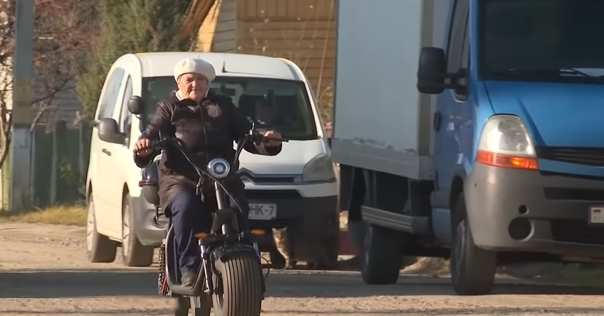 В 74 года на электросамокате: как живет самая энергичная прабабушка из Лиды