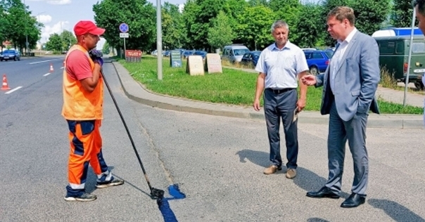 В Лиде трещины в асфальте будут заделывать резинобитумной дорожной мастикой