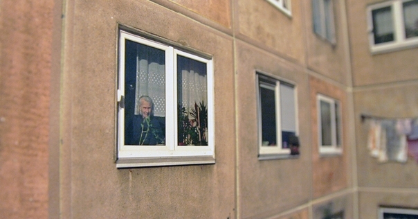 В Лиде пенсионерка скинула с балкона ботинки на чужой автомобиль