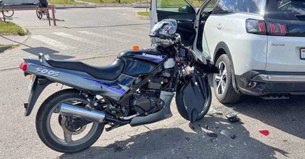 В Лиде столкнулись Peugeot и Kawasaki. Мотоциклист в больнице
